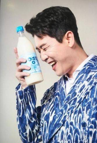 영탁막걸리를 들고 있는 가수 영탁. /예천양조 제공