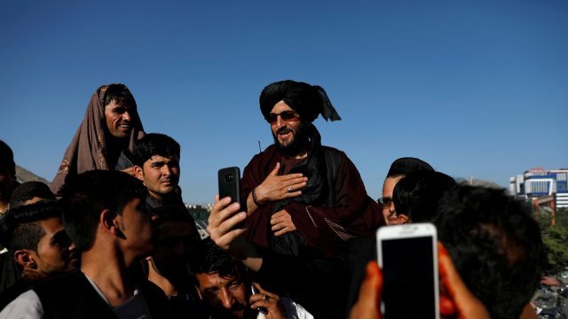 지난달 아프가니스탄 점령 후 스마트폰으로 기념 촬영을 하는 탈레반 군인들. 스카이뉴스