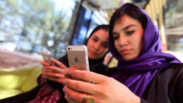 첨단기기 보급률이 높은 아프가니스탄에서 스마트폰을 사용하는 여성들. USA투데이