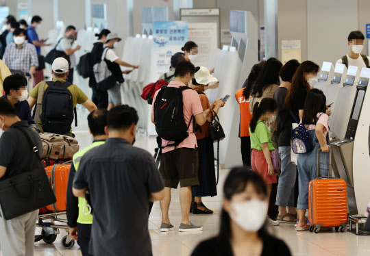 지난달 13일 오후 김포공항 국내선 청사에서 시민들이 항공권 발권을 위해 이동하고 있다. <연합뉴스>