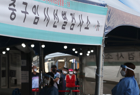 6일 오전 서울역 중구임시선별검사소를 찾은 시민들이 코로나19 진단 검사를 받고 있다. 연합뉴스