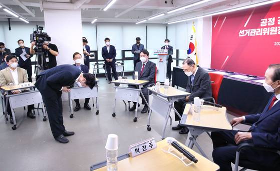 국민의힘 이준석 대표가 5일 서울 여의도 국민의힘 중앙당사에서 열린 공정경선 서약식 및 선관위원장 경선 후보자 간담회에서 발언을 마친 뒤 정홍원 선거관리위원장 등 참석자들에게 인사하고 있다. 홍준표, 유승민, 하태경, 안상수 후보는 '역선택 방지조항 제외'를 주장하며 이날 행사에 불참했다. [연합뉴스]