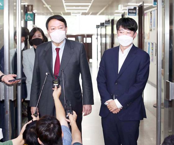 이준석 국민의힘 대표와 윤석열 국민의힘 대선 후보가 6일 서울 여의도 국회 당대표실에서 비공개 면담을 마친 뒤 나와 기자들의 질문에 답변하고 있다. 2021.9.6 임현동 기자
