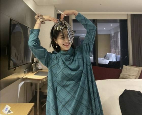 AOA 출신 권민아가 7일 서울시 용산구의 한 호텔 객실 내부에서 불이 붙은 담배를 들고 있는 사진을 올렸다 논란이 되자 사진을 삭제하고 인스타 계정을 닫았다. [사진 권민아 인스타그램]