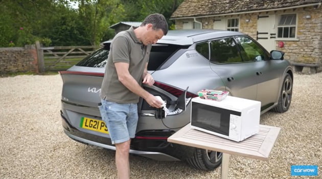 유튜버 맷 왓슨이 기아 EV6에 대해 "지금 당장 구매해도 좋은 차"라고 호평했다. 사진은 V2L 기능을 이용해 전자렌지로 음식을 데우는 모습. /사진=유튜브 카와우