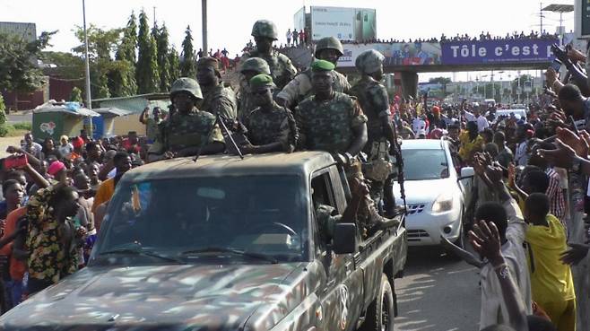 쿠데타를 일으킨 기니 군대가 지난 5일(현지시간) 수도 코나크리의 대통령궁으로 들어가고 있다. 로이터연합뉴스