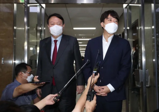 People Power Party leader Lee Jun-seok (right) and one of the party’s presidential candidates, former Prosecutor General Yoon Seok-youl answer questions from the press after a private meeting at Lee’s office in the National Assembly on September 6. National Assembly press photographers
