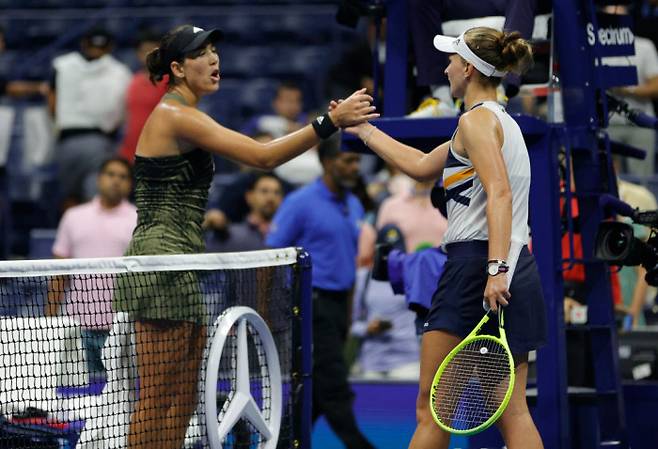 가르비녜 무구루사(왼쪽)가 지난 6일 미국 뉴욕의 빌리진 킹 내셔널 테니스센터에서 끝난 US오픈 여자 단식 16강전에서 바르보라 크레이치코바에게 패한 직후 악수하면서 불편한 표정을 짓고 있다.   뉴욕 | AP연합뉴스