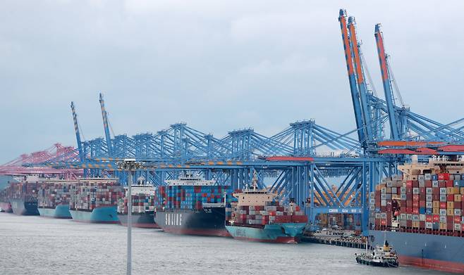 Cargo ships anchored at Busan Harbor (Yonhap)