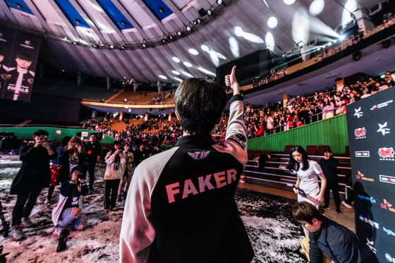 Lee ″Faker″ Sang-hyeok holds his thumb up toward the crowd after winning the 2019 LCK Spring Split Finals. Lee Se-hyun asked Faker to take this pose. The shot was shared around the world and was later used in a subway station birthday ad for Faker. [RIOT GAMES]