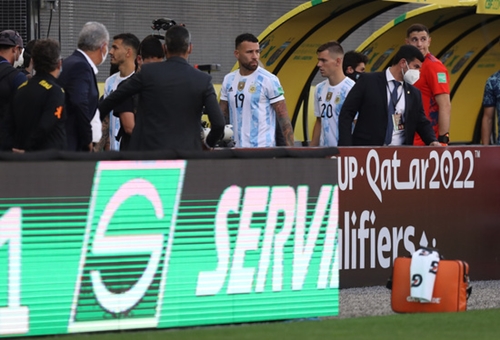 지난 6일(현지시각) AP통신은 브라질 연방경찰이 아르헨티나 선수 4명을 수사중이라고 보도했다. 사진은 중단된 아르헨티나와 브라질의 2022 카타르월드컵 남미지역 최종예선 경기 모습. /사진=로이터