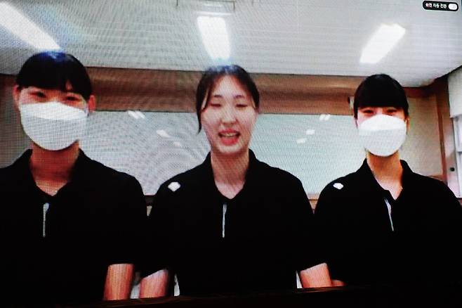 [서울=뉴시스]전체 1순위로 페퍼저축은행에 입단한 박사랑(가운데). (사진=한국배구연맹 제공)