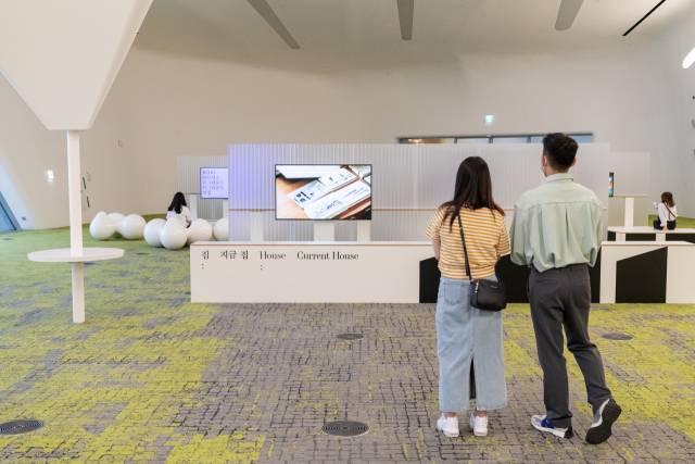 DDP 살림터 1층 D숲에서 열리고 있는 '집의 대화:조병수 ×최욱' 전시 전경. /사진 제공=서울디자인재단