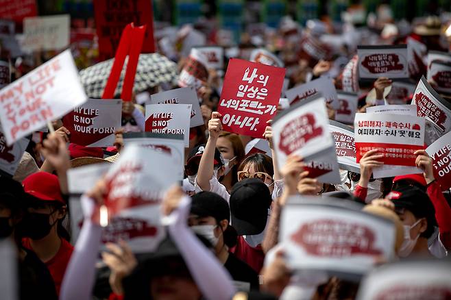 2018년 7월, 서울 혜화역 인근에서 열린 ‘불법 촬영 편파수사 규탄’ 3차 시위에 참여한 여성들. ⓒ시사IN 신선영