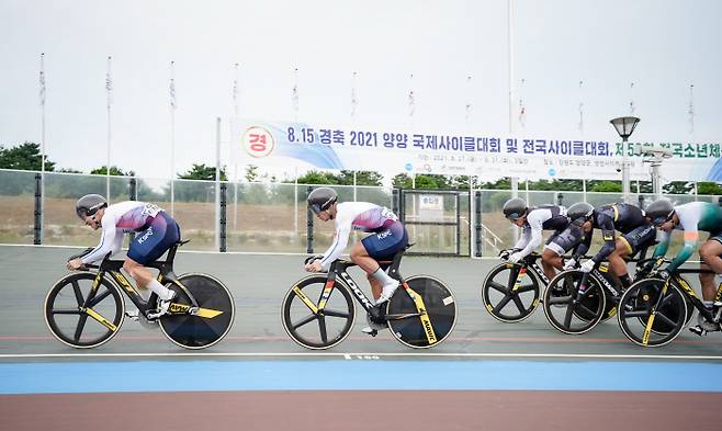 815 경축 양양 국제사이클 대회 임채빈, 정종진 선수 선두에서 경기를 펼치고 있다.