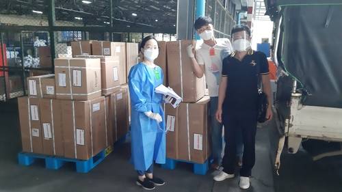 양곤 공항에서 외교행낭으로 들여온 산소발생기를 수령하고 있다. 2021. 7. 21.  [양곤=이정호 통신원]