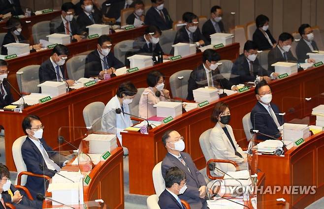 예결위 참석한 국무위원들 (서울=연합뉴스) 진성철 기자 = 김부겸 국무총리, 홍남기, 유은혜  부총리 등 국무위원들이 7일 서울 여의도 국회에서 열린 예산결산특별위원회 전체회의에 참석하고 있다. zjin@yna.co.kr