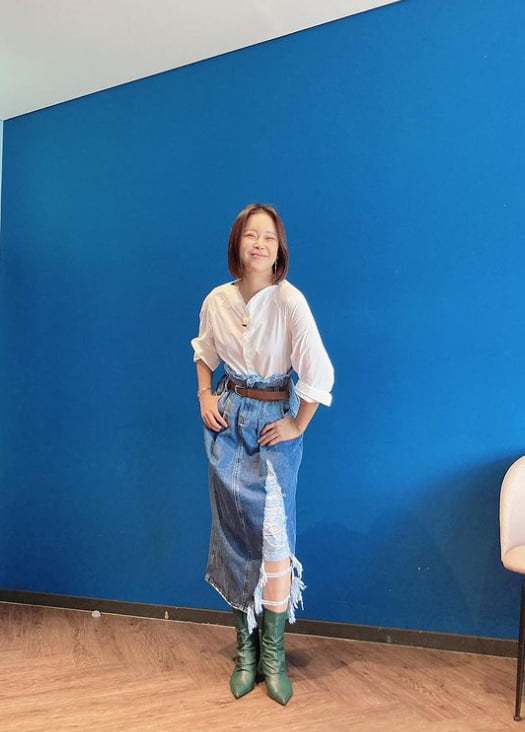 Singer Baek Ji-young has reported on his happy recent situation.Baek Ji-young said on his instagram on the 7th, I am happy even if I work and I am happy at home.Despite the hardship, I was happy when I laughed. In the photo, Baek Ji-young poses in a white shirt and a blue skirt.Especially, the figure of Baek Ji-young, who is smiling so that he can not see his eyes, attracts attention.Baek Ji-young is appearing on JTBC Feminist Movement Town and enjoying the freedom of Feminist movement.