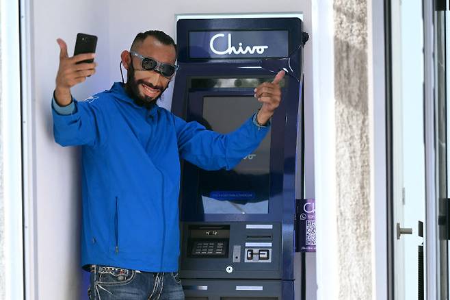나이브 부켈레 엘살바도르 대통령이 7일(현지시간) 비트코인 ATM 앞에서 포즈를 취하고 있다. (사진= AFP)