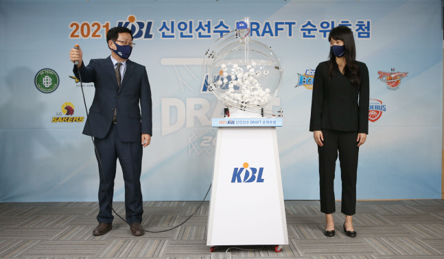 서울 삼성이 8일 KBL센터에서 열린 2021 신인선수 드래프트 순위 추첨행사에서 1순위 지명권을 획득했다.  제공|KBL