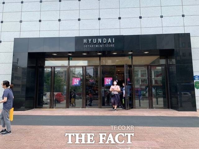 현대백화점은 오는 20일까지 진행되는 추석 선물세트 본판매 기간 기업 고객들을 겨냥해 일부 품목 할인을 진행한다. 사진은 현대백화점 신촌점. /한예주 기자