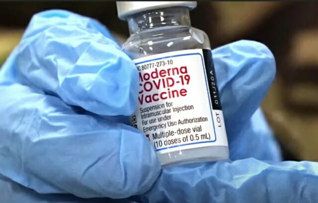 오는 20일부터 시작될 미국내 부스터샷은 화이자 백신 만으로 시작될 가능성이 높다. FDA가 모더나 백신의 부스터샷 사용 승인 검토가 지연되고 있기 때문이다. 사진은 모더나 백신. (사진=NBC뉴스 화면 캡쳐)