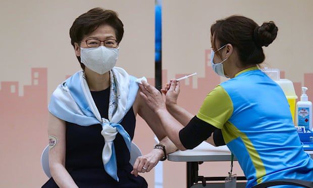 캐리 람 홍콩 행정장관이 중국 시노백 코로나 백신을 맞고 있다. /AP 연합뉴스