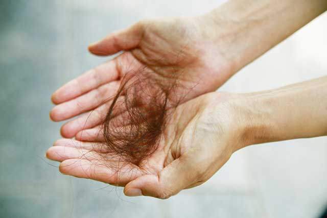 가을엔 건조한 날씨, 여름 자외선의 여파 등으로 머리카락이 잘 빠진다./사진=클립아트코리아