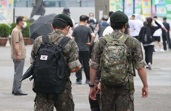 서울역 광장에 마련된 중구 임시 선별검사소 앞에서 군인들이 발걸음을 옮기고 있다. 뉴스1