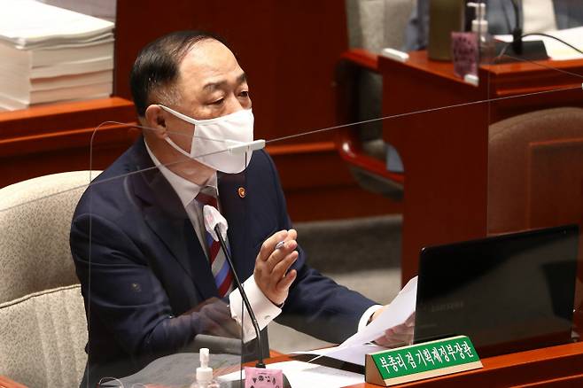 홍남기 경제부총리 겸 기획재정부 장관이 8일 국회에서 열린 예산결산특별위원회 전체회의에서 의원 질의에 답변하고 있다./국회사진기자단