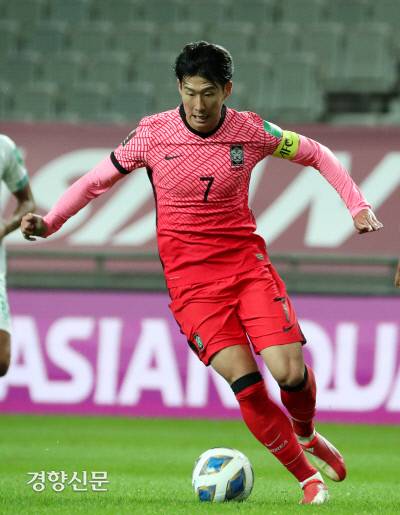축구대표팀 손흥민이 지난 2일 서울월드컵경기장에서 열린 2022 카타르 월드컵 아시아지역 최종예선 이라크전에서 드리블하고 있다. 정지윤 선임기자