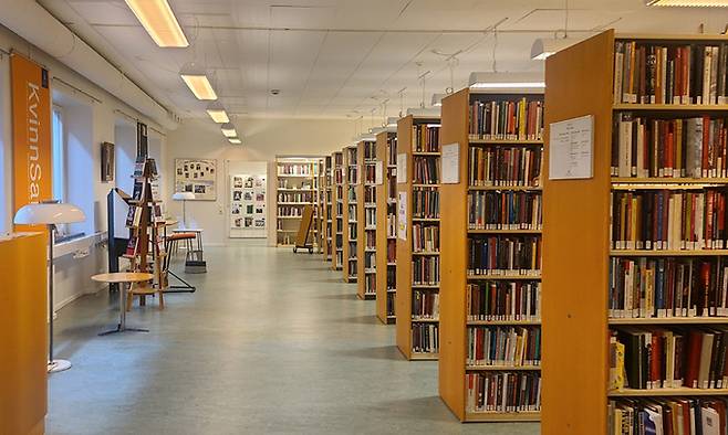 북유럽 최대 규모의 젠더연구 도서관 ‘크빈삼’ 자료실 전경. 예테보리=정지혜 기자