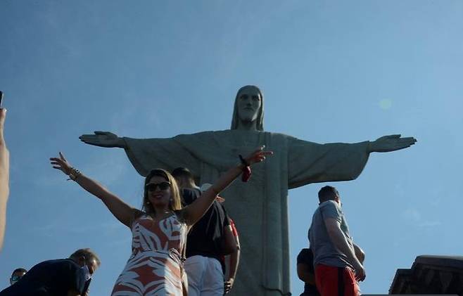 브라질에서 코로나19 확진·사망자가 감소세를 보이면서 리우의 거대 예수상에도 관광객들이 몰리고 있다. [국영 뉴스통신 아젠시아 브라질]