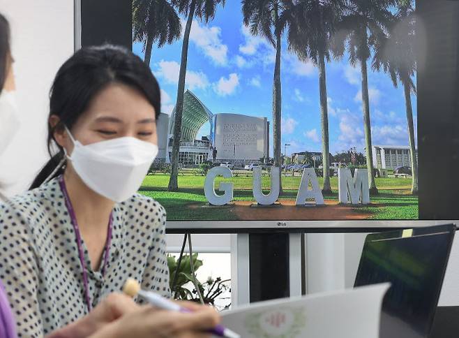 2일 서울 종로구 하나투어 본사에서 직원들이 괌·사이판 여행상품과 관련해 회의하고 있다. (사진=연합뉴스)