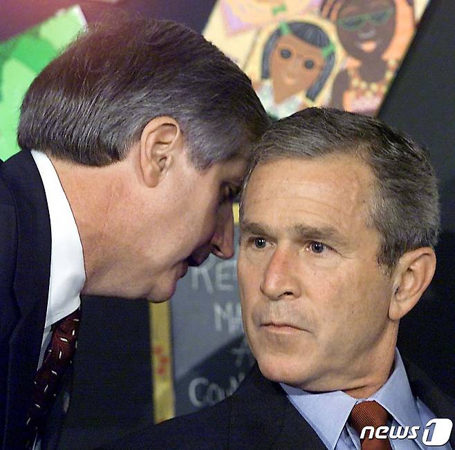 조지 W. 부시 미국 대통령은 2001년 9월11일 플로리다주의 한 초등학교에서 참관 수업을 하던 도중 앤드류 카드 비서실장으로부터 소식을 접하고 있는 모습. © AFP=뉴스1