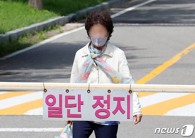 요양급여 부정수급 혐의 등으로 1심에서 징역 3년을 선고받고 구속됐었던 윤석열 전 검찰총장의 장모 최모씨가 9일 오후 법원의 보석 신청 허가로 경기도 서울구치소를 빠져나가고 있다. 2021.9.9/뉴스1 © News1 김진환 기자
