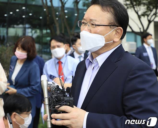 김부겸 국무총리가 9일 대구 북구 노원동 한국로봇산업진흥원에서 취재진 질문에 답변하고 있다. 2021.9.9 © 뉴스1/남승렬 기자