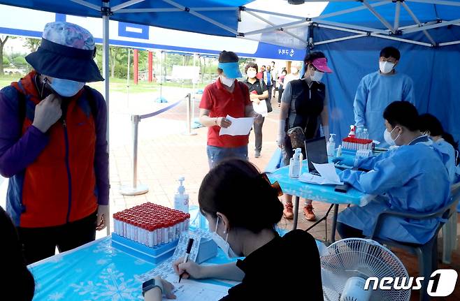 경북 구미시 도량2동 임시선별진료소에 주민들이 코로나 검사를 검사를 받고 있다. 2021.9.9/뉴스1 © News1 정우용 기자