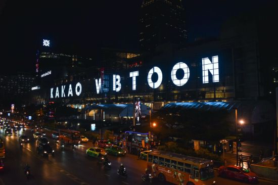 태국 방콕 센트럴월드 백화점의 '카카오웹툰' 옥외 광고 모습. 사진=카카오엔터테인먼트 제공
