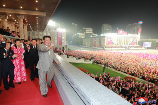 북한, 정권수립 73주년 경축 민간ㆍ안전무력 열병식



    (평양 조선중앙통신=연합뉴스) 북한이 9일 0시 평양 김일성광장에서 정권수립 73주년(9ㆍ9절) 경축 민간 및 안전무력 열병식이 열렸다고 조선중앙통신이 보도했다. 2021.9.9 



    [국내에서만 사용가능. 재배포 금지. For Use Only in the Republic of Korea. No Redistribution]



    nkphoto@yna.co.kr



(끝)