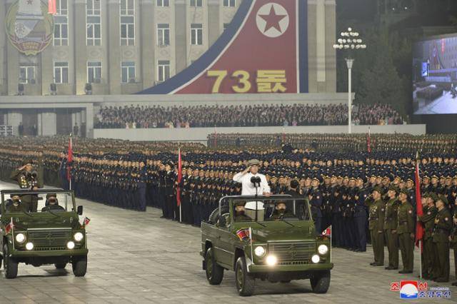 북한이 9일 0시 정권수립 73주년을 맞아 노농적위군과 사회안전무력의 열병식을 진행하고 있다. 평양=조선중앙통신 연합뉴스