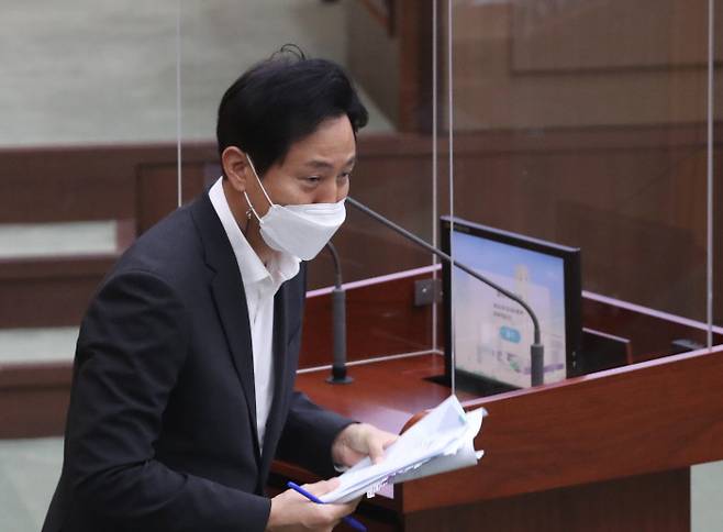 오세훈 서울시장이 지난 3일 서울 중구 서울시의회에서 열린 본회의 시정질문에서 답변을 마친 뒤 자리로 돌아가고 있다. 연합뉴스