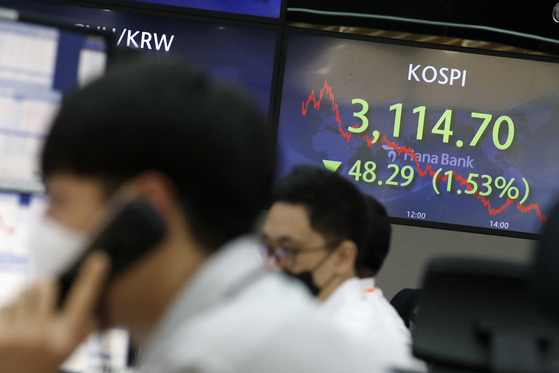 A screen in Hana Bank's trading room in central Seoul shows the Kospi closing at 3,114.7 points on Thursday, down 48.29 points, or 1.53 percent, from the previous trading day. [NEWS1]