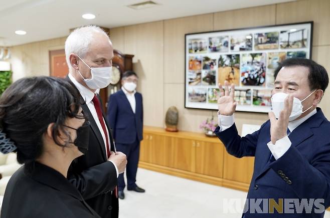 김지철 충남교육감이 아이너 옌센 덴마크 대사에게 충남교육청의 그린스마트 미래학교 추진 상황을 설명하고 있다.