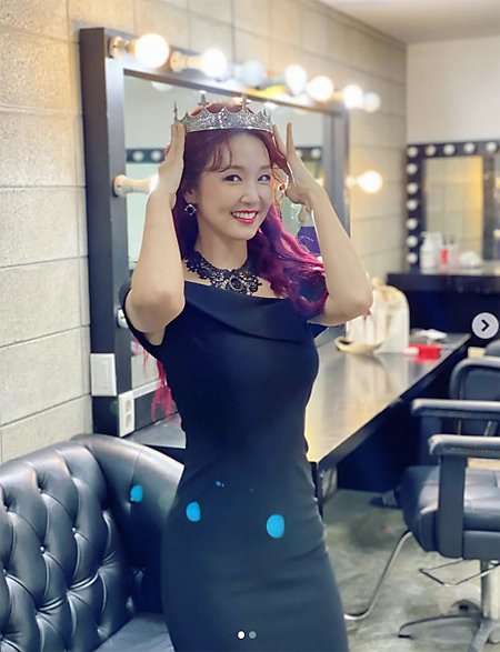 Broadcaster Oh Jin-yeon showed off her beautiful figure.Oh Jin-yeon posted a picture on his Instagram on the 9th day.Oh Jin-yeon in the public photo showed a colorful fashion that gave points to a slender body, a brilliant crown and necklace accessories in a close-up fashion wearing an off-shoulder dress.On the other hand, Oh Jin-yeon appears in the play Lear King and plays the role of his second daughter, Lee Gun, and plays the role of actor Lee Soon-jae of Lear King.