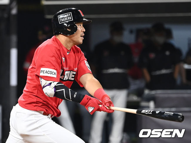 [OSEN=수원, 김성락 기자] 27일 오후 경기도 수원시 수원kt위즈파크에서 ‘2021 신한은행 SOL KBO 리그’ KT 위즈와 SSG 랜더스의 경기가 열렸다.5회초 2사 만루 SSG 한유섬이 외야플라이를 치고 있다. 2021.08.27 /ksl0919@osen.co.kr