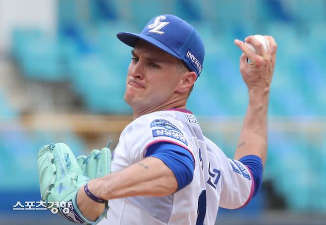 삼성 뷰캐넌은 투심처럼 손가락이 실밥과 평행하도록 그립을 쥔다. 대신 중지와 약지 사이를 벌려 던지는 벌칸 체인지업을 구사한다 | 삼성 라이온즈 제공