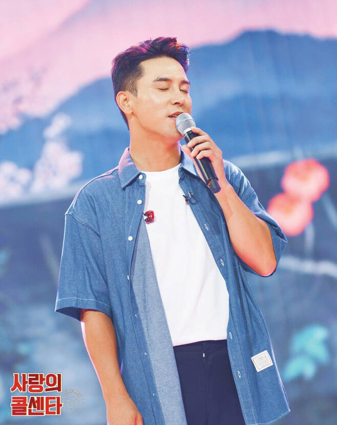 Jang Min-Ho has attracted charm with a white tea denim shirt in a behind-the-scenes cut that was unveiled on the official Instagram of the 9th day TV Chosun Romantic Call Centre of Love.Jang Min-Ho closed his eyes and built Smile when he sprayed, and he was full of fun and fun.9th day is broadcast at 10 p.m.moon wan-sik