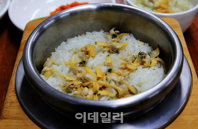 전북 고창의 모꼬지바지락식당의 바지락 솥밥