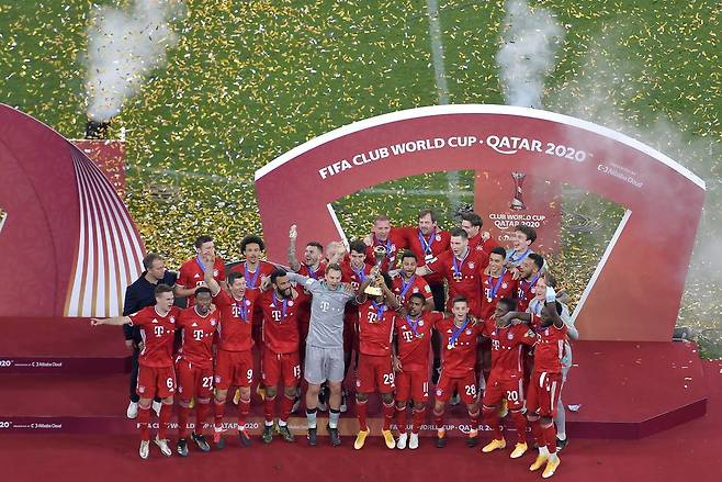 일본이 오는 12월 예정인 국제축구연맹(FIFA) 클럽 월드컵 개최를 포기했다. 사진은 올해 2월 카타르에서 열린 FIFA 클럽월드컵 우승팀 바이에른 뮌헨의 세리머니 모습. [EPA=연합뉴스]